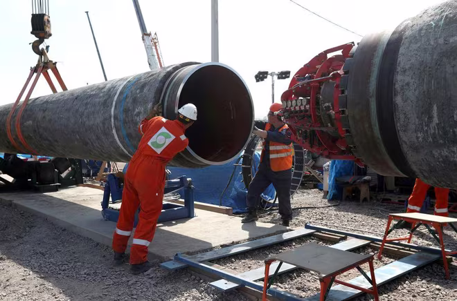 Các công nhân tham gia xây dựng đường ống dẫn khí đốt Dòng chảy phương Bắc 2 của Nga Các công nhân tham gia xây dựng đường ống dẫn khí đốt Dòng chảy phương Bắc 2 của Nga