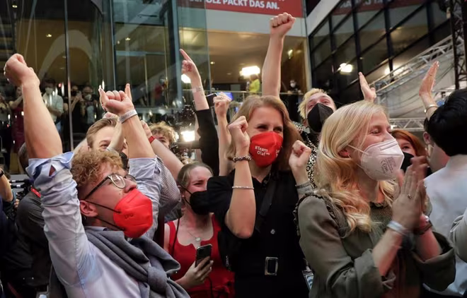 Người ủng hộ đảng SPD vui sướng sau khi nhận tin bầu cử Người ủng hộ đảng SPD vui sướng sau khi nhận tin bầu cử