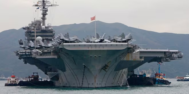 Tàu sân bay USS Kitty Hawk thăm cảng Hồng Kông (Trung Quốc) năm 2008 Tàu sân bay USS Kitty Hawk thăm cảng Hồng Kông (Trung Quốc) năm 2008