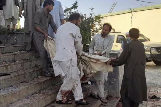 Một thi thể được đưa ra khỏi hiện trường vụ đánh bom Một thi thể được đưa ra khỏi hiện trường vụ đánh bom