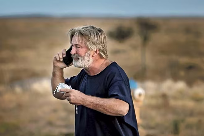 Diễn viên Alec Baldwin bàng hoàng sau tai nạn bắn chết người tại trường quay Diễn viên Alec Baldwin bàng hoàng sau tai nạn bắn chết người tại trường quay