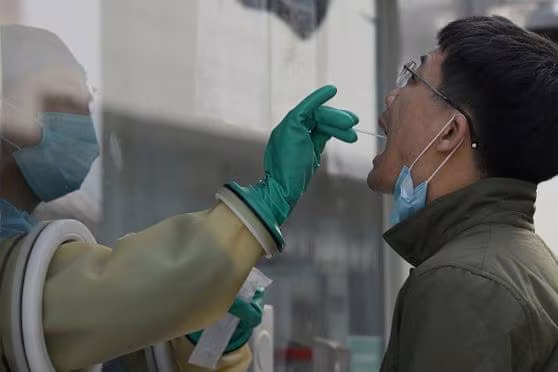 Nhân viên y tế lấy mẫu xét nghiệm Covid-19 cho người đàn ông ở Bắc Kinh Nhân viên y tế lấy mẫu xét nghiệm Covid-19 cho người đàn ông ở Bắc Kinh