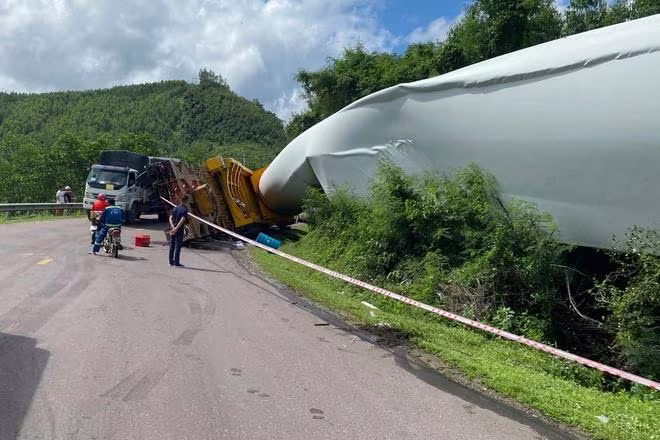 Cánh quạt điện gió bị móp méo sau tai nạn Cánh quạt điện gió bị móp méo sau tai nạn