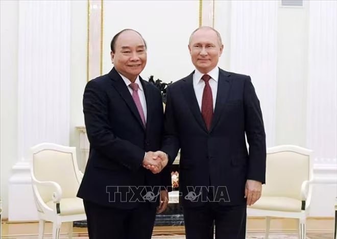 Tổng thống Nga Vladimir Putin đón Chủ tịch nước Nguyễn Xuân Phúc. Ảnh: TTXVN Tổng thống Nga Vladimir Putin đón Chủ tịch nước Nguyễn Xuân Phúc. Ảnh: TTXVN