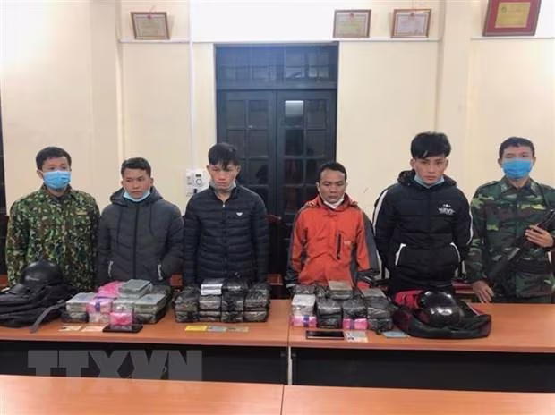 Các đối tượng trong đường dây buôn ma túy bị bắt giữ cùng tang vật. Ảnh: TTXVN Các đối tượng trong đường dây buôn ma túy bị bắt giữ cùng tang vật. Ảnh: TTXVN