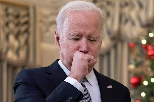 Tổng thống Mỹ Joe Biden nhiều lần ho khi phát biểu tại Nhà Trắng Tổng thống Mỹ Joe Biden nhiều lần ho khi phát biểu tại Nhà Trắng