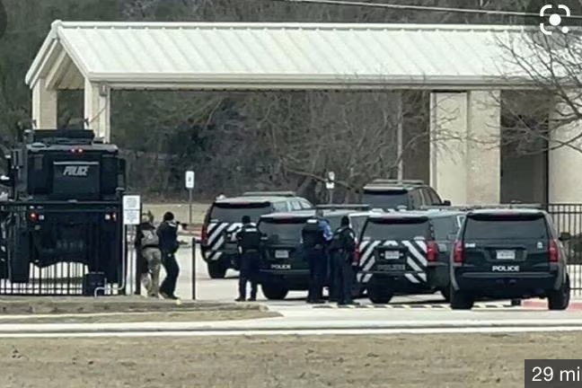 Nghi phạm có vũ trang bắt cóc 4 người làm con tin tại giáo đường ở Colleyville vào ngày 15-1-2022. Trong ảnh: Sở cảnh sát Colleyville đang triển khai lực lượng an ninh xung quanh giáo đường trên