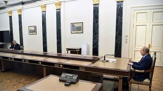 Việc Tổng thống Nga ngồi cách các Bộ trưởng vài mét khi họp đã được Người phát ngôn Điện Kremlin Dmitry Peskov lý giải là do an toàn phòng chống dịch Covid-19 Việc Tổng thống Nga ngồi cách các Bộ trưởng vài mét khi họp đã được Người phát ngôn Điện Kremlin Dmitry Peskov lý giải là do an toàn phòng chống dịch Covid-19