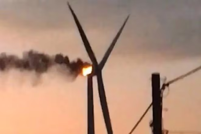 Trụ điện gió bốc cháy ngùn ngụt. Ảnh: Dân Trí Trụ điện gió bốc cháy ngùn ngụt. Ảnh: Dân Trí