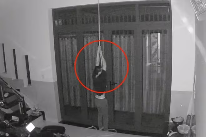 Kẻ trộm đu dây ống nước vào nhà. Ảnh cắt từ clip Kẻ trộm đu dây ống nước vào nhà. Ảnh cắt từ clip