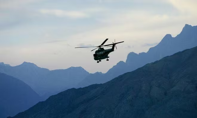 Trực thăng quân sự bay trên dãy núi Karokoram, vùng Hunza, Pakistan Trực thăng quân sự bay trên dãy núi Karokoram, vùng Hunza, Pakistan