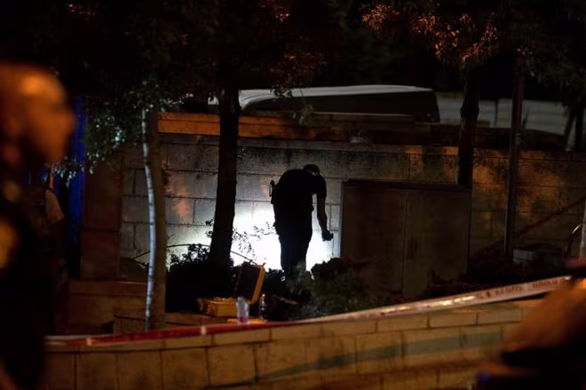 Cảnh sát Israel điều tra hiện trường vụ xả súng Cảnh sát Israel điều tra hiện trường vụ xả súng