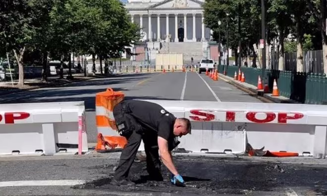 Cảnh sát kiểm tra hiện trường vụ việc Cảnh sát kiểm tra hiện trường vụ việc