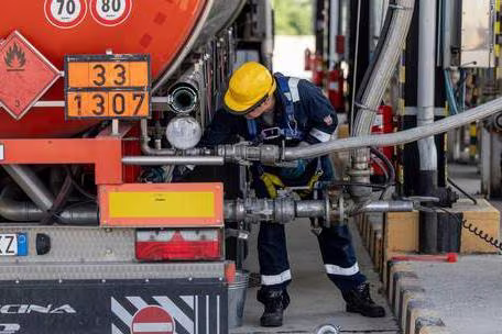 Nhà máy lọc dầu Duna ở Szazhalombatta, Hungary Nhà máy lọc dầu Duna ở Szazhalombatta, Hungary