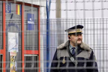 Lực lượng biên phòng Romania tại chốt kiểm soát biên giới với Moldova Lực lượng biên phòng Romania tại chốt kiểm soát biên giới với Moldova