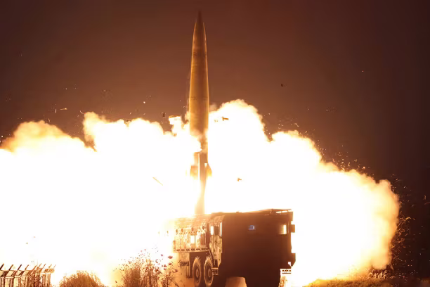 Tên lửa đạn đạo tầm ngắn Triều Tiên rời bệ phóng trong cuộc tập trận hồi tháng 10-2022