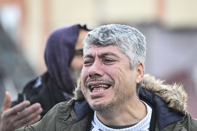 Người đàn ông đau đớn nhìn cảnh tượng tan hoang sau động đất ở Gaziantep, Thổ Nhĩ Kỳ Người đàn ông đau đớn nhìn cảnh tượng tan hoang sau động đất ở Gaziantep, Thổ Nhĩ Kỳ