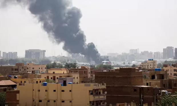 Khói bốc lên từ chiếc máy bay bị cháy tại sân bay Khartoum trong các cuộc giao tranh ở Sudan Khói bốc lên từ chiếc máy bay bị cháy tại sân bay Khartoum trong các cuộc giao tranh ở Sudan