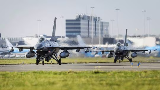 Hai chiếc máy bay chiến đấu F-16 của Không quân Hà Lan Hai chiếc máy bay chiến đấu F-16 của Không quân Hà Lan