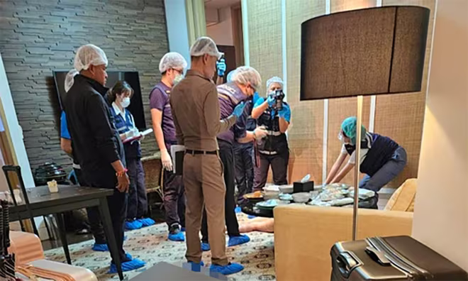 Cảnh sát và chuyên gia pháp y khám nghiệm nơi phát hiện 6 thi thể tại khách sạn ở Bangkok, Thái Lan ngày 16-7. Ảnh: Bangkok Post Cảnh sát và chuyên gia pháp y khám nghiệm nơi phát hiện 6 thi thể tại khách sạn ở Bangkok, Thái Lan ngày 16-7. Ảnh: Bangkok Post