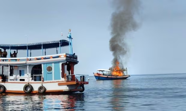 Hiện trường vụ cháy tàu du lịch ở ngoài khơi đảo Koh Tao của Thái Lan Hiện trường vụ cháy tàu du lịch ở ngoài khơi đảo Koh Tao của Thái Lan