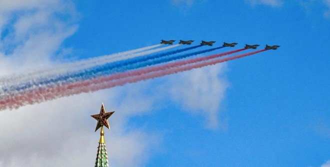 Biên đội cường kích Su-25 xả khói màu, tạo hình quốc kỳ Nga khi bay qua Quảng trường Đỏ trong buổi tổng duyệt