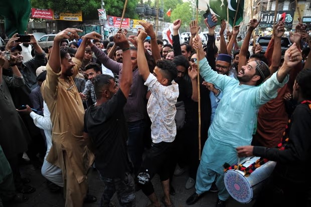 Người dân ở Hyderabad (Ấn Độ) ăn mừng sau khi Ấn Độ và Pakistan đạt được thỏa thuận ngừng bắn
