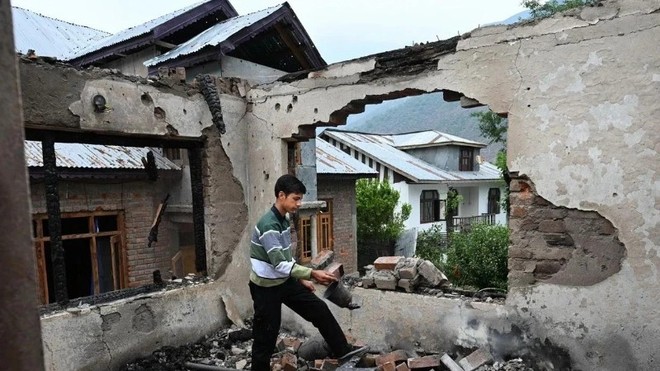 Ngôi nhà bị phá hủy trong cuộc giao tranh giữa quân đội Ấn Độ và Pakistan tại Salamabad
