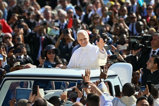 Giáo hoàng đứng trên xe popemobile, vẫy chào đám đông ở Quảng trường Thánh Peter ngày 18-5