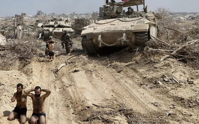 Ba tay súng Hamas cởi bỏ quần áo, rời khỏi đường hầm và đầu hàng quân đội Israel ngày 2-8