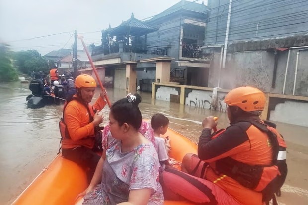 Người dân bị ảnh hưởng bởi lũ lụt ở Denpasar được đưa đi sơ tán
