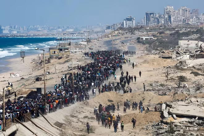 Người dân Gaza trở về nhà sau khi lực lượng Israel rút lui theo lệnh ngừng bắn