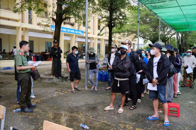 Công an tỉnh Lâm Đồng xác minh nhân thân và tiếp nhận các công dân Việt Nam từ Campuchia hồi tháng 8-2025. Ảnh: TPO