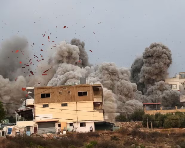 Tên lửa của Israel phát nổ tại thị trấn Tayr Debba, miền Nam Lebanon Tên lửa của Israel phát nổ tại thị trấn Tayr Debba, miền Nam Lebanon