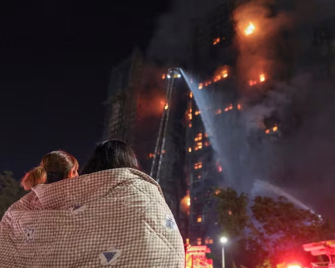 Lực lượng cứu hỏa cho biết nhiệt độ cao tại hiện trường khiến các đội cứu hộ gặp khó khăn Lực lượng cứu hỏa cho biết nhiệt độ cao tại hiện trường khiến các đội cứu hộ gặp khó khăn