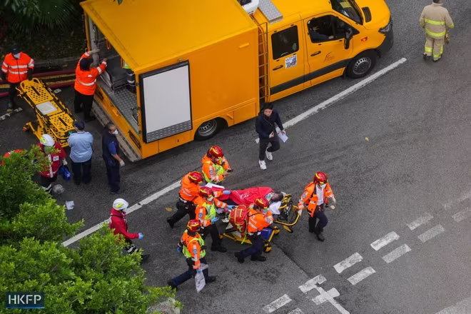 Lực lượng cứu hỏa đưa người bị thương đi cấp cứu