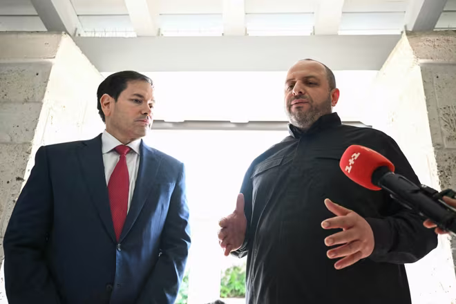 Ngoại trưởng Mỹ Marco Rubio (trái) và Thư ký Hội đồng An ninh và Quốc phòng Quốc gia Ukraine Rustem Umerov sau cuộc họp tại Florida ngày 30-11-2025