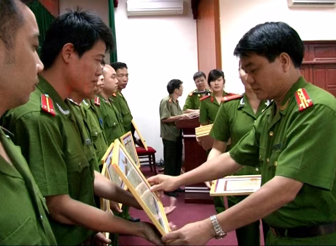 Đại tá Nguyễn Đức Chung-Phó GĐ CATP Hà Nội trao giấy khen cho CAQ Đống Đa Đại tá Nguyễn Đức Chung-Phó GĐ CATP Hà Nội trao giấy khen cho CAQ Đống Đa