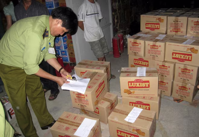 Lực lượng chức năng tiến hành niêm phong số bánh kẹo đã được "phù phép"