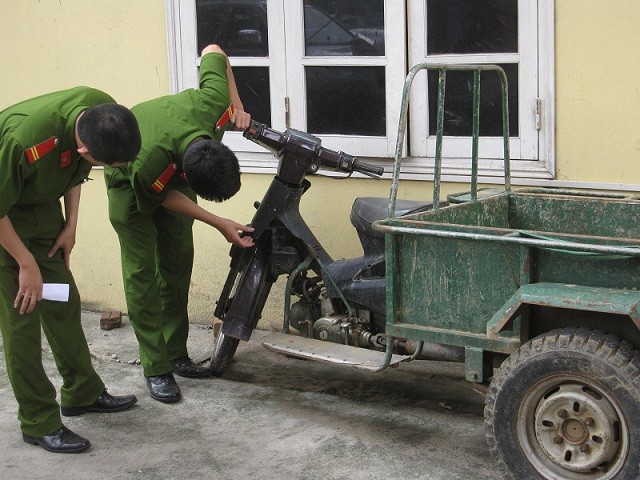 Xe gian được “hô biến” thành xe chở hàng ảnh 4 Xe gian được “hô biến” thành xe chở hàng ảnh 4