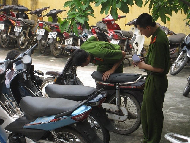 Xe gian được “hô biến” thành xe chở hàng ảnh 2 Xe gian được “hô biến” thành xe chở hàng ảnh 2