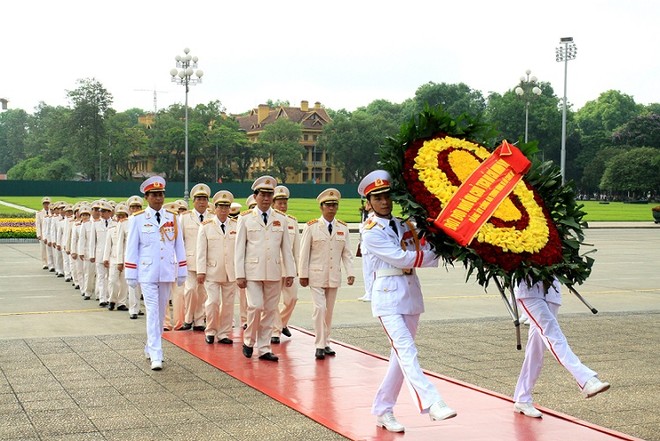 Lãnh đạo Đảng, Nhà nước vào Lăng viếng Chủ tịch Hồ Chí Minh ảnh 2 Lãnh đạo Đảng, Nhà nước vào Lăng viếng Chủ tịch Hồ Chí Minh ảnh 2