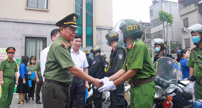 Thiếu tướng Đào Thanh Hải, Phó Giám đốc CATP giao nhiệm vụ cho các đơn vị tại lễ ra quân Thiếu tướng Đào Thanh Hải, Phó Giám đốc CATP giao nhiệm vụ cho các đơn vị tại lễ ra quân