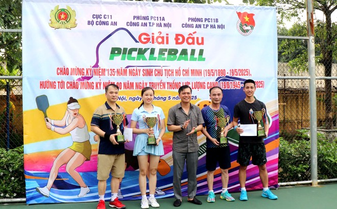 Ban Tổ chức trao tặng giải Nhất cho các cặp đấu đôi xuất sắc