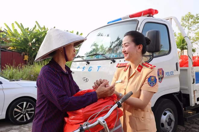 Thông qua các hoạt động, hình ảnh người nữ chiến sĩ Công an Thủ đô "Kỷ cương - Thanh lịch - Trung hậu - Đảm đang" được lan tỏa trong các tầng lớp nhân dân. Thông qua các hoạt động, hình ảnh người nữ chiến sĩ Công an Thủ đô "Kỷ cương - Thanh lịch - Trung hậu - Đảm đang" được lan tỏa trong các tầng lớp nhân dân.