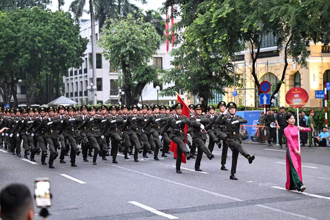 Xây dựng lực lượng Công an Thủ đô Cách mạng - Chính quy - Tinh nhuệ - Hiện đại Xây dựng lực lượng Công an Thủ đô Cách mạng - Chính quy - Tinh nhuệ - Hiện đại