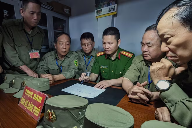 Lực lượng công an cơ sở luôn bám sát địa bàn, lắng nghe và giải quyết kịp thời nhu cầu của người dân. Lực lượng công an cơ sở luôn bám sát địa bàn, lắng nghe và giải quyết kịp thời nhu cầu của người dân.