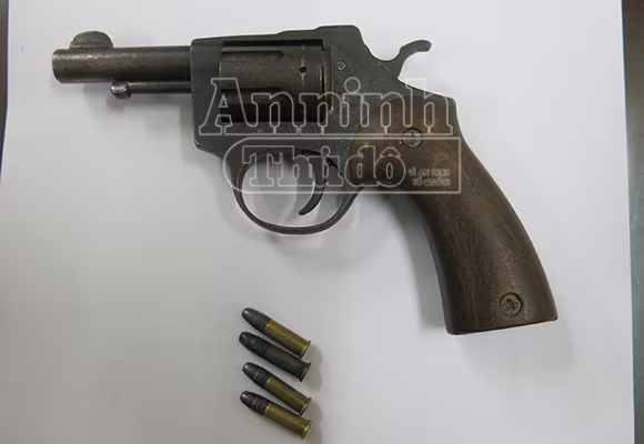 Mang súng colt theo người, sẵn sàng… “chiến”	 ảnh 2