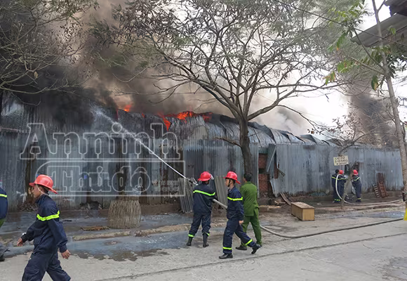 Xảy cháy lớn tại một kho hàng gần trung tâm Hà Nội ảnh 2 Xảy cháy lớn tại một kho hàng gần trung tâm Hà Nội ảnh 2
