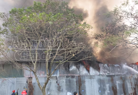 Xảy cháy lớn tại một kho hàng gần trung tâm Hà Nội ảnh 3 Xảy cháy lớn tại một kho hàng gần trung tâm Hà Nội ảnh 3